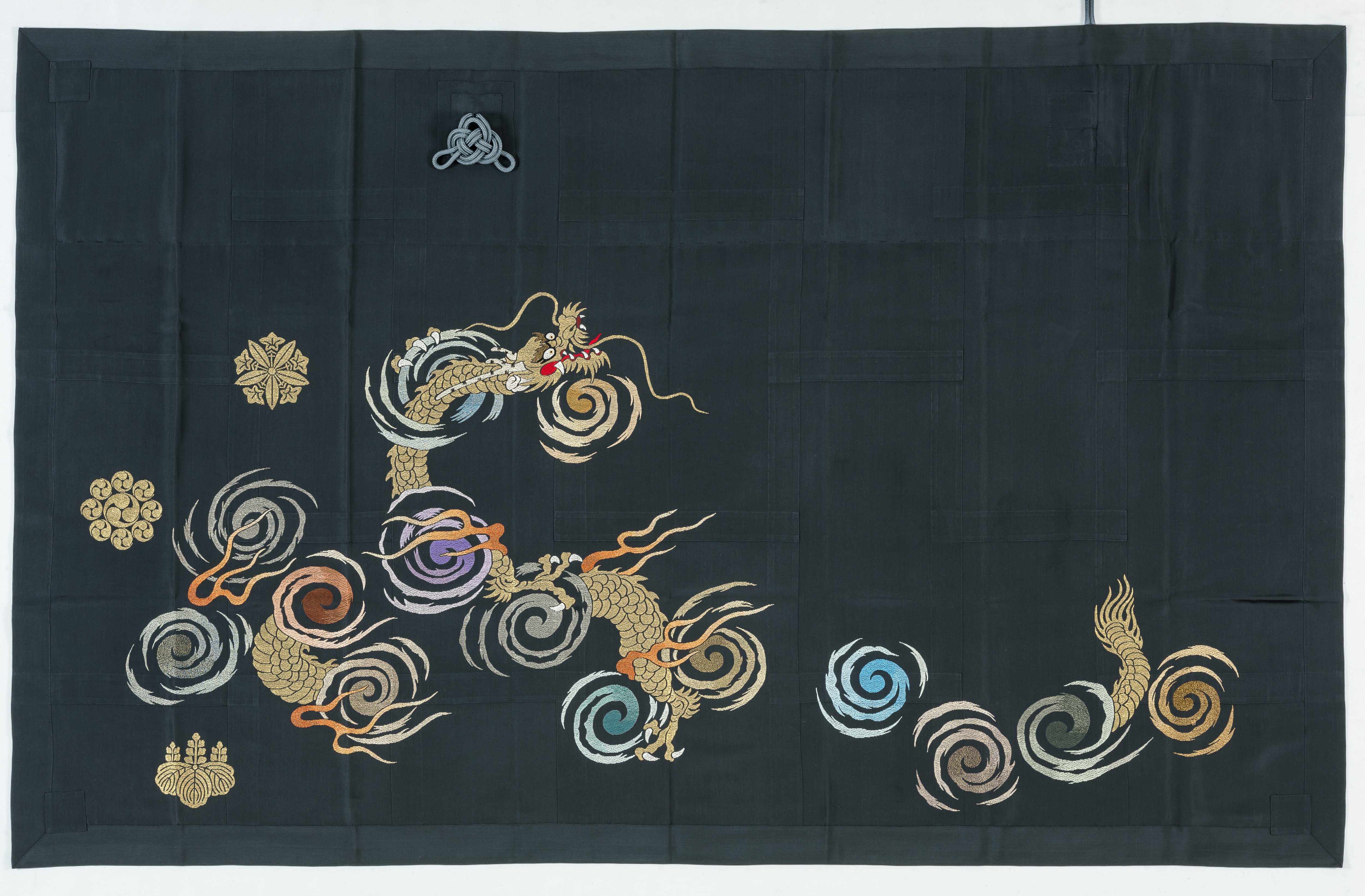 （梅金オリジナル）濃鼠色羽二重手刺繍渦巻水紋一匹龍縫付御九条坐具